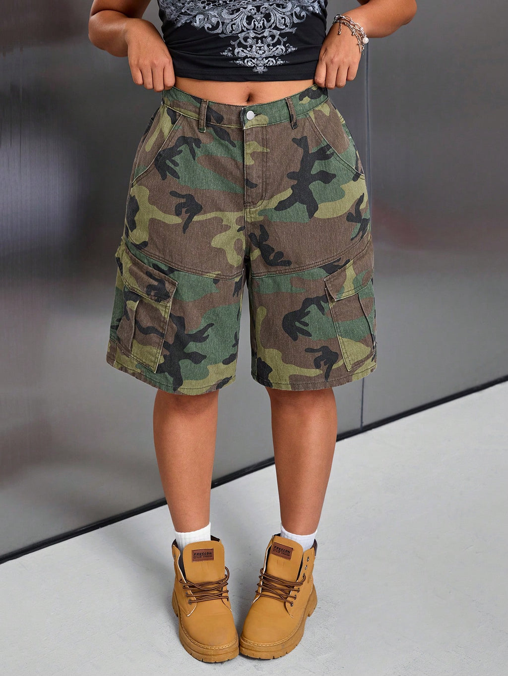 Plus Size Women’s Camouflage Cargo Denim Shorts – Multi-Pocket Casual High Waist Utility Shorts
