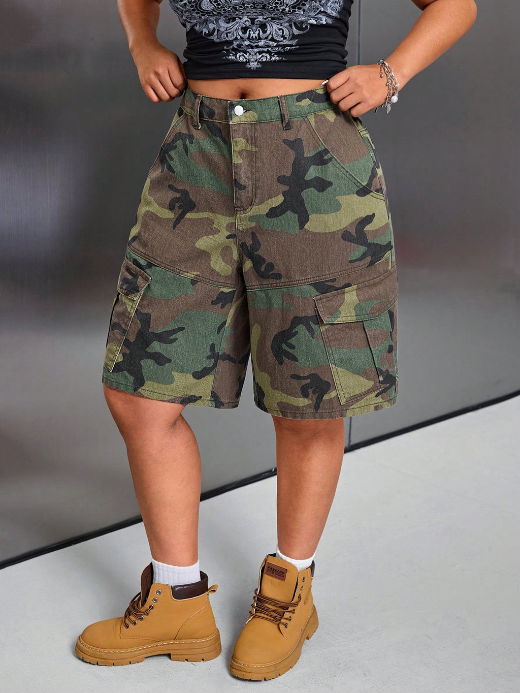 Plus Size Women’s Camouflage Cargo Denim Shorts – Multi-Pocket Casual High Waist Utility Shorts