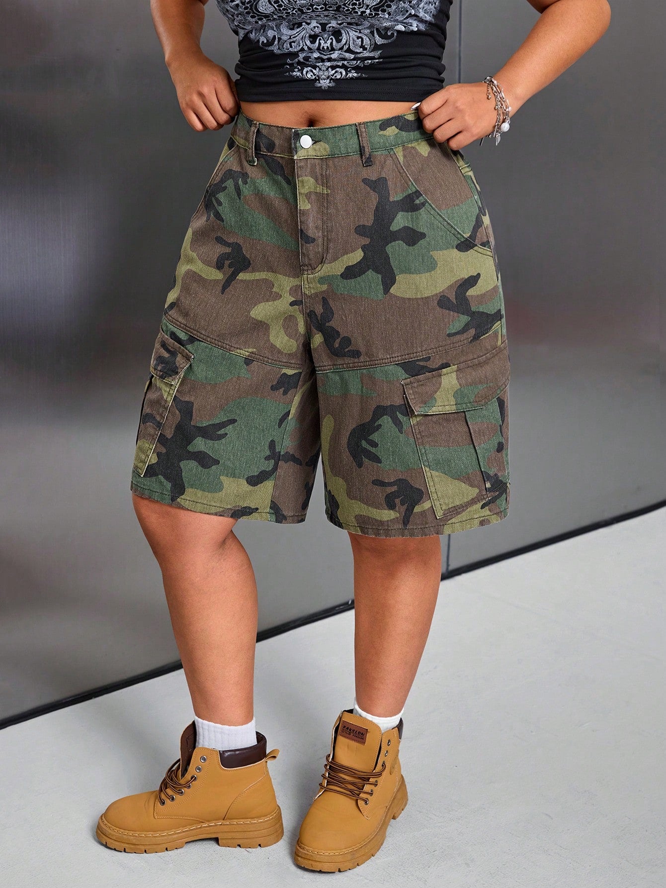 Plus Size Women’s Camouflage Cargo Denim Shorts – Multi-Pocket Casual High Waist Utility Shorts