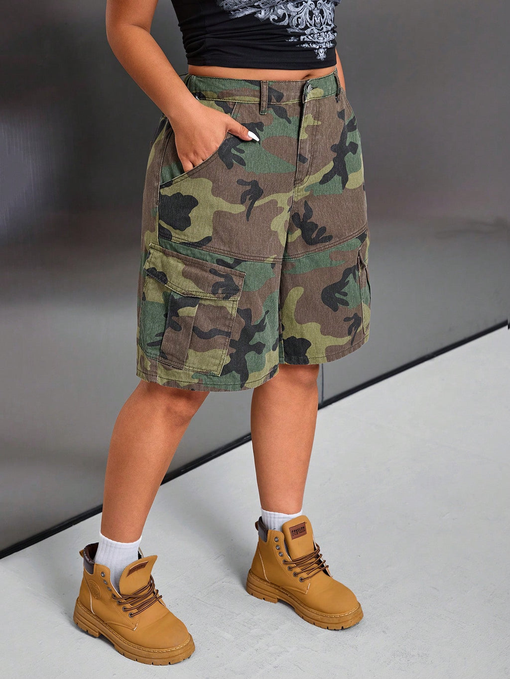 Plus Size Women’s Camouflage Cargo Denim Shorts – Multi-Pocket Casual High Waist Utility Shorts
