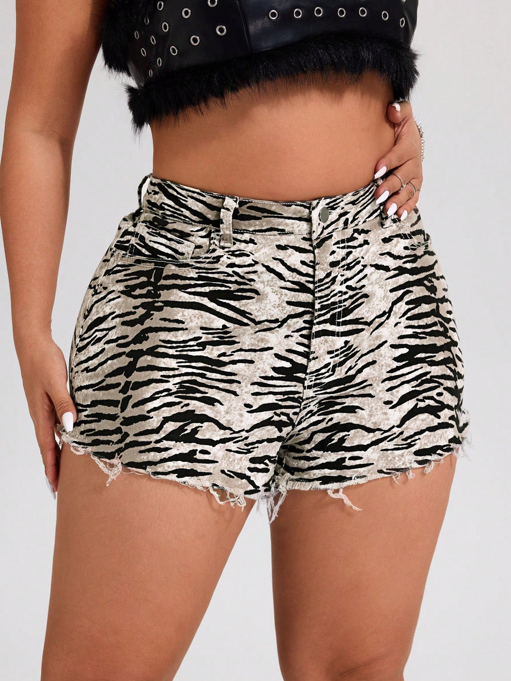 SHEIN ICON Plus Size Tiger Stripe Washed Denim Shorts – Frayed Hem Y2K Streetwear Jean Shorts for Women