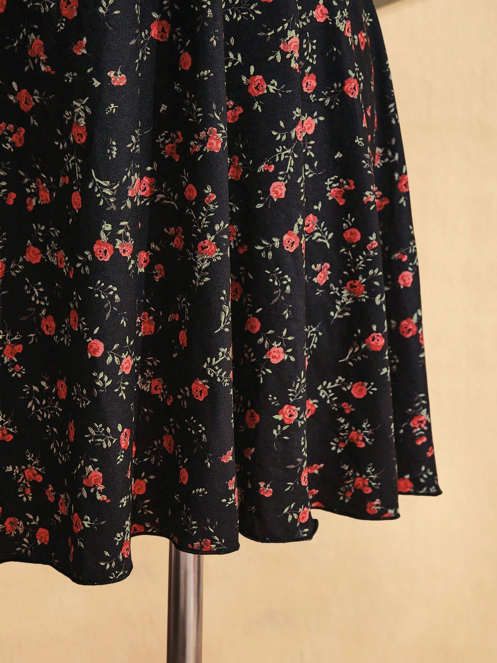 Plus Size Y2K Floral Tie-Up Dress – Retro V-Neck Gathered Summer Vacation Dress for Women