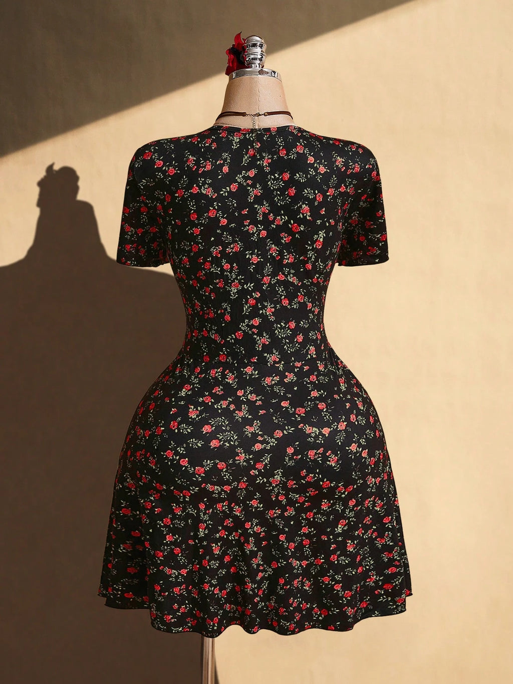 Plus Size Y2K Floral Tie-Up Dress – Retro V-Neck Gathered Summer Vacation Dress for Women