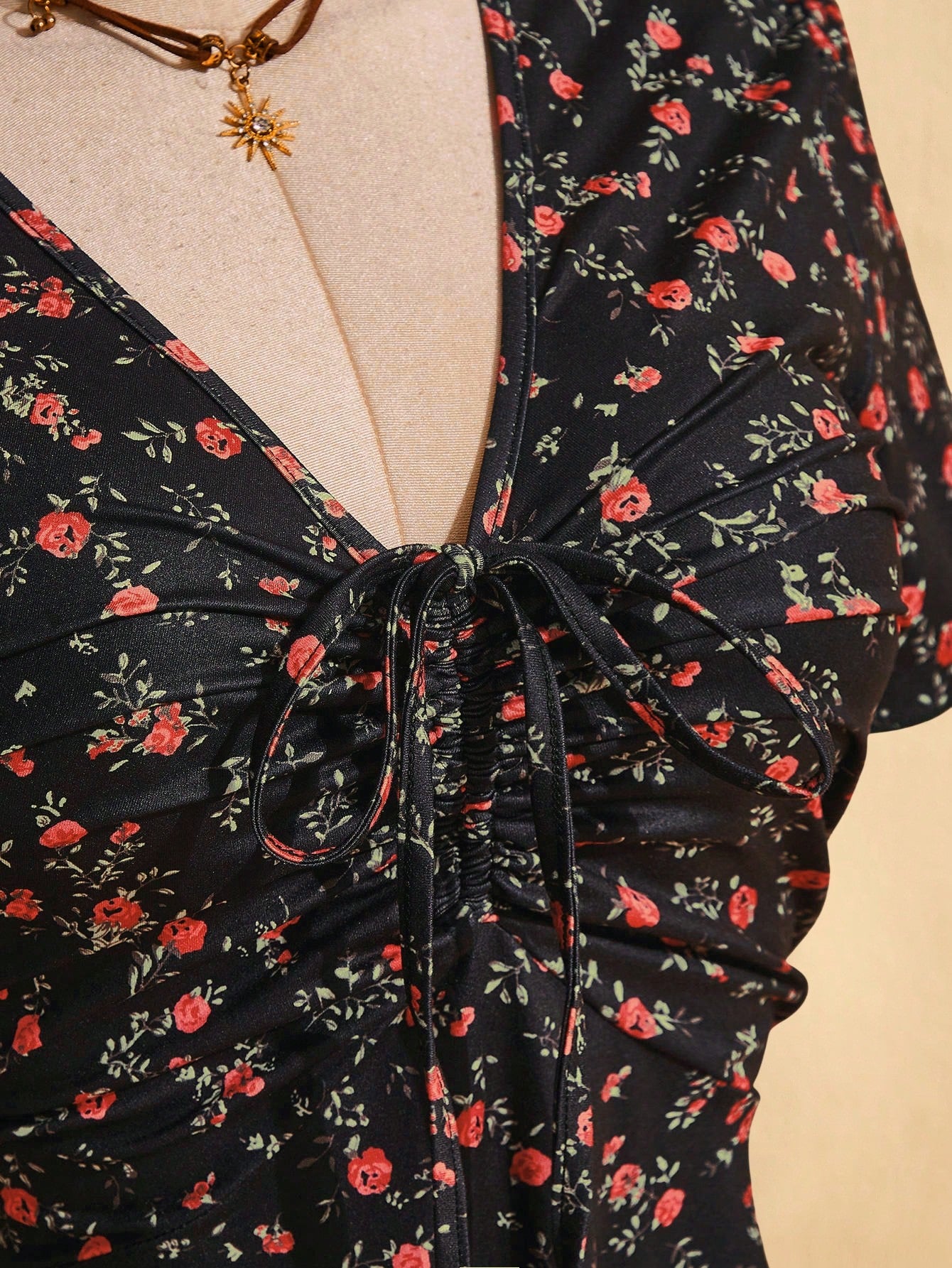 Plus Size Y2K Floral Tie-Up Dress – Retro V-Neck Gathered Summer Vacation Dress for Women