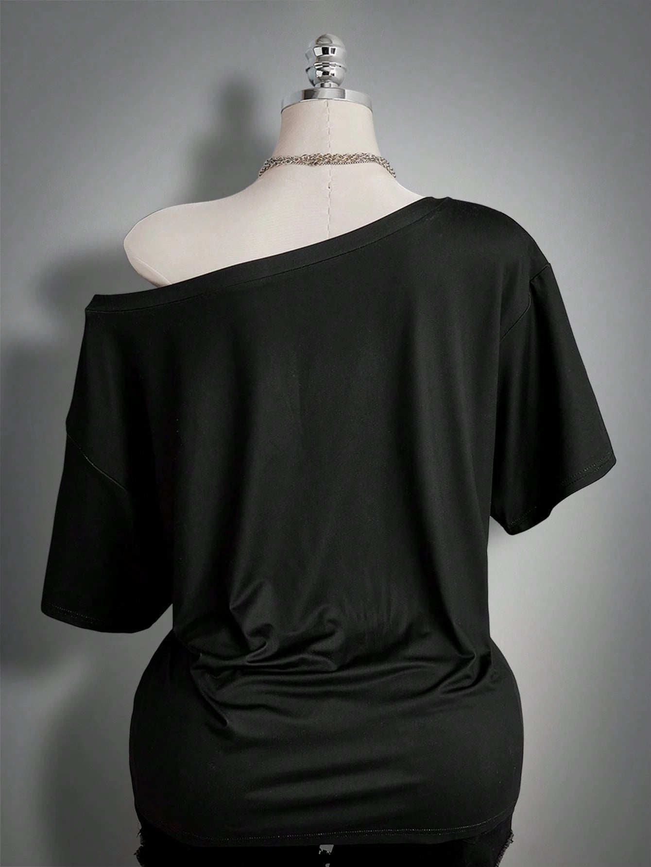 Plus Size Grunge Cross Print T-Shirt – Y2K Asymmetrical Shoulder Casual Top for Women