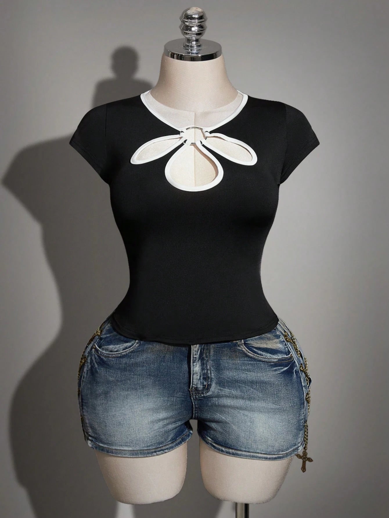 Plus Size Y2K Chinese Style Knit Top – Hollow Contrast Floral Collar Black & White Top